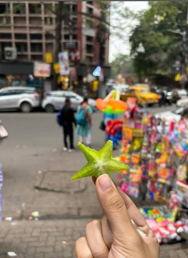 ਗਾਇਕਾ ਨੇ ਫਲ ਖਾਂਦੇ ਹੋਏ ਆਪਣੀ ਇਕ ਫੋਟੋ ਵੀ ਸ਼ੇਅਰ ਕੀਤੀ ਹੈ।