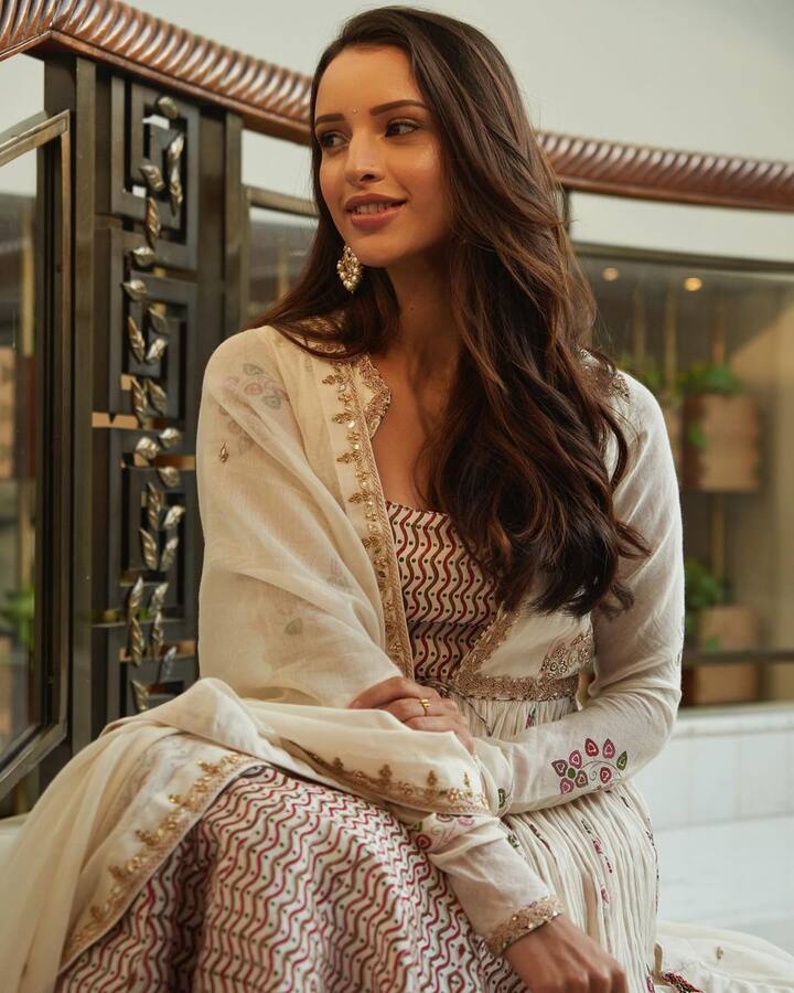 রণবীরের দিকে একদৃষ্টে তাকিয়ে থাকা প্রসঙ্গে তিনি বলেন, 'তো, আমি সত্যিই ভীষণ নার্ভাস ছিলাম। এবং বিশেষত, যখন আপনি রণবীরের মতো মানুষের পাশে দাঁড়িয়ে আছেন তখন নার্ভাস তো হবেনই। তাই না?'