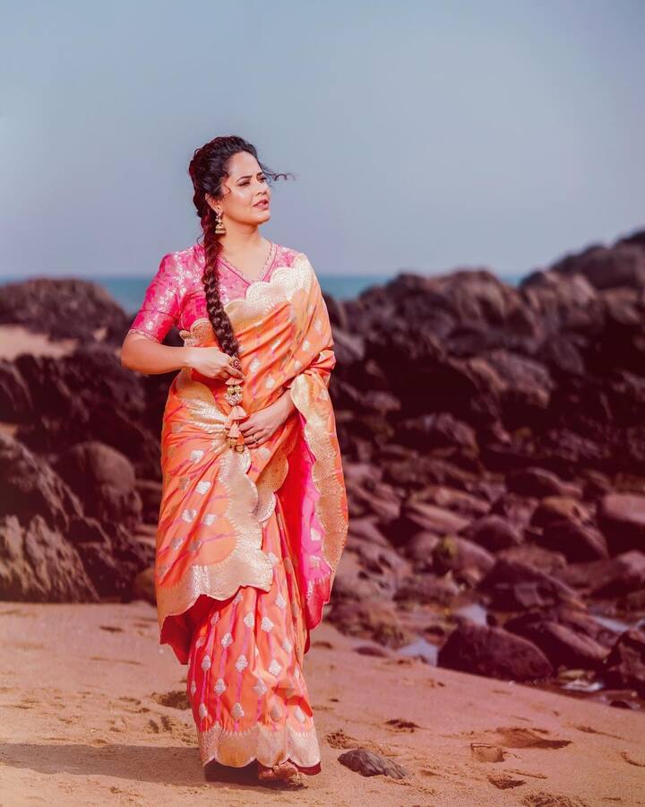 చీరకు తగ్గట్లు వాలు జడ వేసుకుని ఫోటోలకు ఫోజులిచ్చింది.