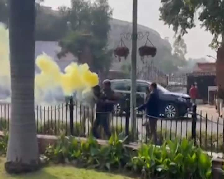 Amol Shinde protestor from Latur Maharashtra detained at Delhi Lok Sabha Transport Bhawan Sansad who protesting with colour smoke Parliament winter session लातूरचा तरुण दिल्ली पोलिसांच्या ताब्यात, संसदेबाहेर पिवळ्या धुराच्या नळकांड्यासह आंदोलन, सुरक्षा भेदल्याने कारवाई