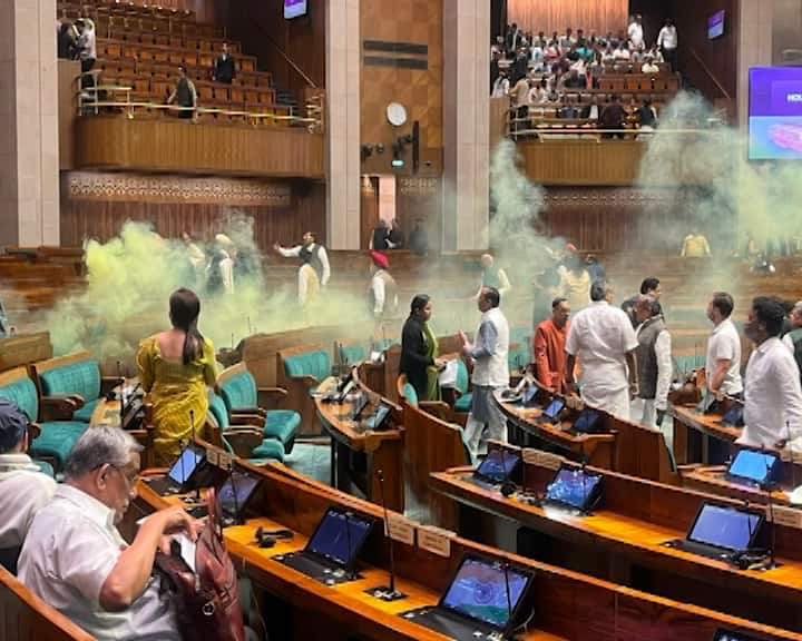 Lok Sabha Security Breach One man entered in loksabha with gus spray Lok Sabha Security Breach:સંસદ ભવનની સુરક્ષામાં મોટી ચૂક,અચાનક જ  ગેસ સ્પ્રે સાથે યુવક વેલમાં ઘૂસી જતાં હડકંપ