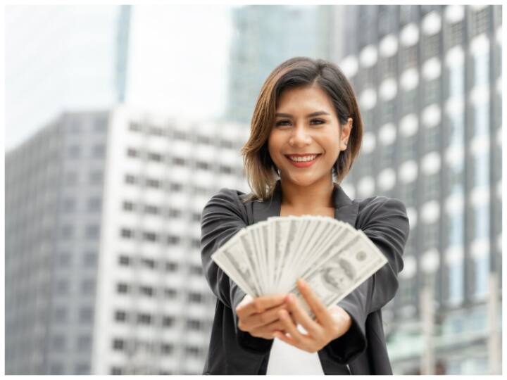 सेलेक्ट होने पर 36000 रुपये से लेकर 63000 रुपये तक सैलरी हर महीने मिलेगी. इसके अलावा बहुत से एलाउंस भी दिए जाएंगे. डिटेल ऊपर दी वेबसाइट पर चेक कर सकते हैं.