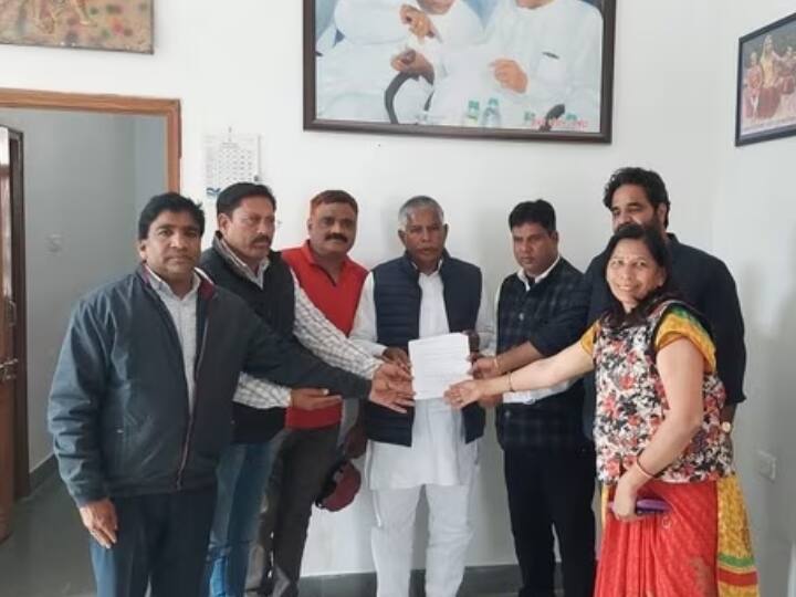 Chittorgarh Congress Councillor Resign Nominated Councillor Resignation Letter Sent Ashok Gehlot ANN Rajasthan Politics: चित्तौड़गढ़ में 8 कांग्रेस पार्षदों ने कार्यवाहक सीएम अशोक गहलोत को सौंपा इस्तीफा, बताई ये बड़ी वजह