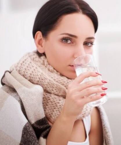 ਸਰੀਰ ਵਿੱਚ ਪਾਣੀ ਦੀ ਲੋੜੀਂਦੀ ਮਾਤਰਾ ਹੋਣ ਦੇ ਫਾਇਦੇ ਹਨ-ਸਰਦੀਆਂ ਦੇ ਮੌਸਮ ਵਿੱਚ ਪਾਣੀ ਦੀ ਭਰਪੂਰ ਮਾਤਰਾ ਪੀਣ ਨਾਲ ਸਰੀਰ ਨੂੰ ਸਹੀ ਢੰਗ ਨਾਲ ਕੰਮ ਕਰਨ ਵਿੱਚ ਮਦਦ ਮਿਲਦੀ ਹੈ। ਜਦੋਂ ਅਸੀਂ ਪਾਣੀ ਦੀ ਸਹੀ ਮਾਤਰਾ ਪੀਂਦੇ ਹਾਂ, ਤਾਂ ਪੋਸ਼ਕ ਤੱਤ ਸਰੀਰ ਦੇ ਹਰ ਹਿੱਸੇ ਤੱਕ ਆਸਾਨੀ ਨਾਲ ਪਹੁੰਚ ਜਾਂਦੇ ਹਨ। ਇਹ ਇਮਿਊਨ ਸਿਸਟਮ ਨੂੰ ਮਜ਼ਬੂਤ ਬਣਾਉਂਦਾ ਹੈ ਅਤੇ ਸਰੀਰ ਨੂੰ ਡੀਹਾਈਡ੍ਰੇਸ਼ਨ ਕਾਰਨ ਹੋਣ ਵਾਲੀਆਂ ਕਈ ਸਮੱਸਿਆਵਾਂ ਤੋਂ ਬਚਾਉਂਦਾ ਹੈ। ਇਸ ਲਈ ਸਰਦੀਆਂ ਵਿੱਚ ਕਦੇ ਵੀ ਪਾਣੀ ਦੀ ਕਮੀ ਨਹੀਂ ਹੋਣੀ ਚਾਹੀਦੀ।