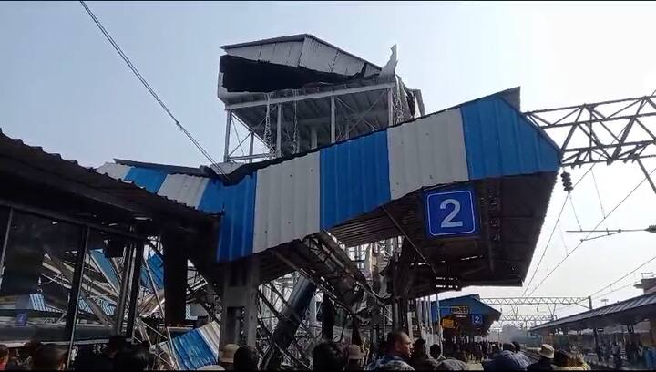 বর্ধমান স্টেশনে ভাঙল জলের ট্যাঙ্ক। জলের ট্যাঙ্ক ভেঙে জখম বেশ কয়েকজন, ঘটেছে মৃত্যুও। বর্ধমান স্টেশনে ২ ও ৩ নম্বর প্ল্যাটফর্মের মাঝে ভেঙে পড়ে জলের ট্যাঙ্ক। প্ল্যাটফর্মের শেড ভেঙে গুরুতর জখম হন বেশ কয়েকজন।