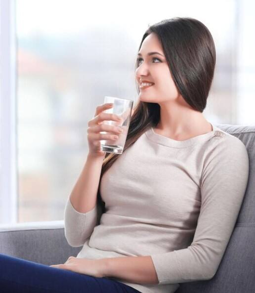 ਸਰਦੀਆਂ ਵਿੱਚ ਡੀਹਾਈਡ੍ਰੇਸ਼ਨ ਤੋਂ ਬਚਣ ਲਈ ਕੀ ਕਰਨਾ ਚਾਹੀਦਾ ਹੈ- ਪੀਣ ਵਾਲੇ ਪਾਣੀ ਨੂੰ ਬਿਲਕੁਲ ਵੀ ਘੱਟ ਨਾ ਕਰੋ। ਹਰ ਸਮੇਂ ਪਾਣੀ ਪੀਂਦੇ ਰਹੋ।ਪਾਣੀ ਦੀ ਬੋਤਲ ਆਪਣੇ ਨਾਲ ਰੱਖੋ, ਤਾਂ ਜੋ ਤੁਸੀਂ ਸਮੇਂ-ਸਮੇਂ 'ਤੇ ਇਸ ਨੂੰ ਪੀ ਸਕੋ। ਸਰਦੀਆਂ 'ਚ ਗਰਮ ਰੱਖਣ ਲਈ ਵਾਰ-ਵਾਰ ਚਾਹ ਅਤੇ ਕੌਫੀ ਪੀਣ ਨਾਲ ਸਰੀਰ 'ਚ ਪਾਣੀ ਦਾ ਪੱਧਰ ਘੱਟ ਜਾਂਦਾ ਹੈ, ਅਜਿਹੇ 'ਚ ਚਾਹ-ਕੌਫੀ ਦੀ ਬਜਾਏ ਹਰਬਲ ਟੀ, ਡਿਕੋਕਸ਼ਨ ਅਤੇ ਸੂਪ ਵਰਗੀਆਂ ਚੀਜ਼ਾਂ ਦਾ ਸੇਵਨ ਕਰੋ।