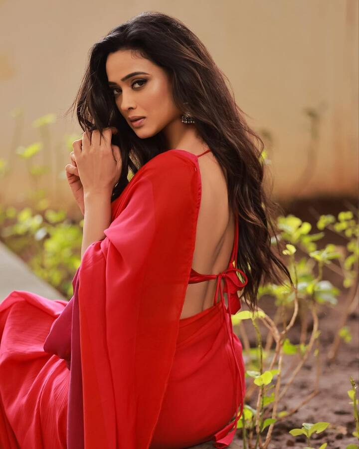 અભિનેત્રી શ્વેતા તિવારીની આ તસવીરો સોશિયલ મીડિયા પર આવતાની સાથે જ વાયરલ થવા લાગી છે. રેડ સાડીમાં સુંદર લાગી રહી છે અભિનેત્રી.