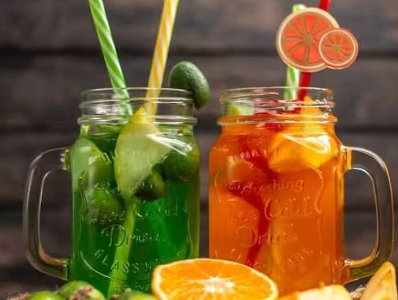 ਸਿਹਤ ਮਾਹਿਰਾਂ ਮੁਤਾਬਕ ਕੁਝ ਲੋਕਾਂ ਨੂੰ ਸਵੇਰੇ ਉੱਠਦੇ ਹੀ ਜੂਸ ਪੀਣ ਜਾਂ ਰਾਤ ਨੂੰ ਸੌਣ ਤੋਂ ਪਹਿਲਾਂ ਜੂਸ ਪੀਣ ਦੀ ਆਦਤ ਹੁੰਦੀ ਹੈ ਪਰ ਇਹ ਸਹੀ ਤਰੀਕਾ ਨਹੀਂ ਹੈ। ਸਵੇਰੇ ਜਲਦੀ ਜੂਸ ਪੀਣ ਨਾਲ ਸਰੀਰ ਦਾ ਸ਼ੂਗਰ ਲੈਵਲ ਵਧ ਸਕਦਾ ਹੈ। ਇਸ ਲਈ ਨਾਸ਼ਤੇ ਤੋਂ ਬਾਅਦ ਜੂਸ ਪੀਣਾ ਚਾਹੀਦਾ ਹੈ। ਇੱਕ ਗਲਾਸ ਜੂਸ ਪੀਣ ਦਾ ਸਭ ਤੋਂ ਵਧੀਆ ਸਮਾਂ ਨਾਸ਼ਤੇ ਅਤੇ ਦੁਪਹਿਰ ਦੇ ਖਾਣੇ ਦੇ ਵਿਚਕਾਰ ਹੁੰਦਾ ਹੈ। ਖਾਲੀ ਪੇਟ ਜੂਸ ਪੀਣ ਦੀ ਗਲਤੀ ਕਦੇ ਨਹੀਂ ਕਰਨੀ ਚਾਹੀਦੀ।