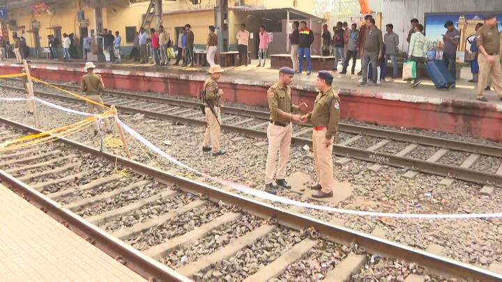 ভাঙাচোরা অংশ সরানোর জন্য গ্যাস কাটার নিয়ে এসে ধ্বংসস্তূপ সরানোর কাজ করা হচ্ছে। প্ল্যাটফর্ম জিআরপি অধীনে পড়ে। এই ঘটনায় রেলপুলিশ তদন্ত করবে। কার দায়, কার গাফিলতির কারণে এমন ঘটনা ঘটল তা খুঁজে দেখা হবে।