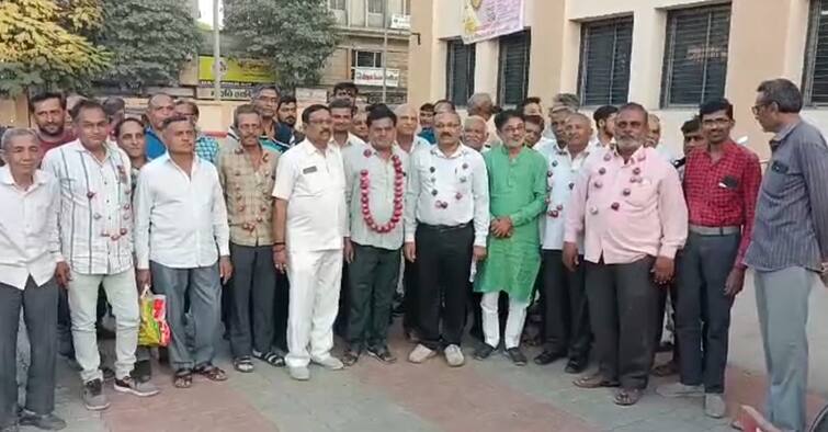 Rajkot: The Congress had protested against the ban on onion exports Rajkot: ડુંગળી મુદ્દે કોગ્રેસ નેતા લલિત વસોયા મેદાનમાં, ડુંગળીઓનો હાર પહેરી ખેડૂતોએ નોંધાવ્યો વિરોધ