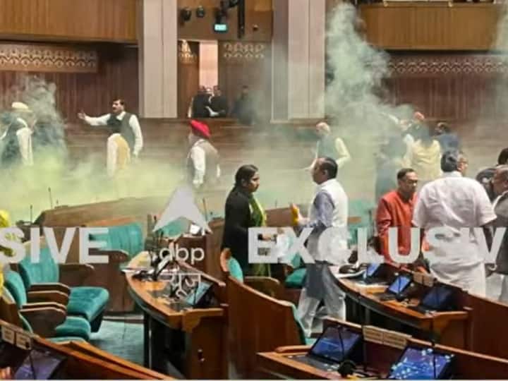 Security Breach in Lok Sabha: संसद की सुरक्षा में बड़ी चूक का मामला सामने आया है. यहां एक युवक लोकसभा की कार्यवाही के दौरान सदन में घुस गया.
