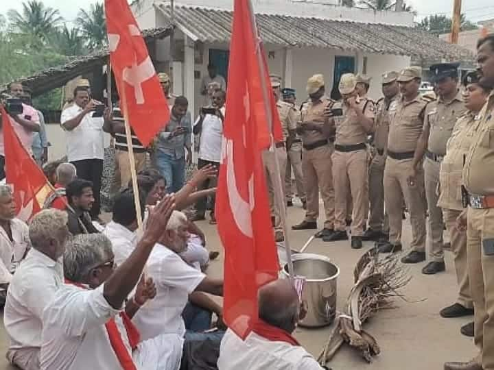 Karur Krishnarayapuram Mani Nagar by building a road on the reclaimed public road TNN குளித்தலையில் பொதுப் பாதையில் சாலை அமைத்து தரக் கோரி பொதுமக்கள் போராட்டம்