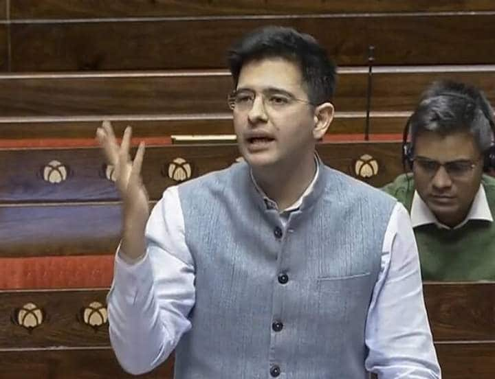 Raghav Chadha accused Center of destroying democracy called CEC appointment bill a billdozer Raghav Chadha ने केंद्र पर लगाया लोकतंत्र को खत्म करने का आरोप, CEC नियुक्ति बिल को बताया 'बिलडोजर'