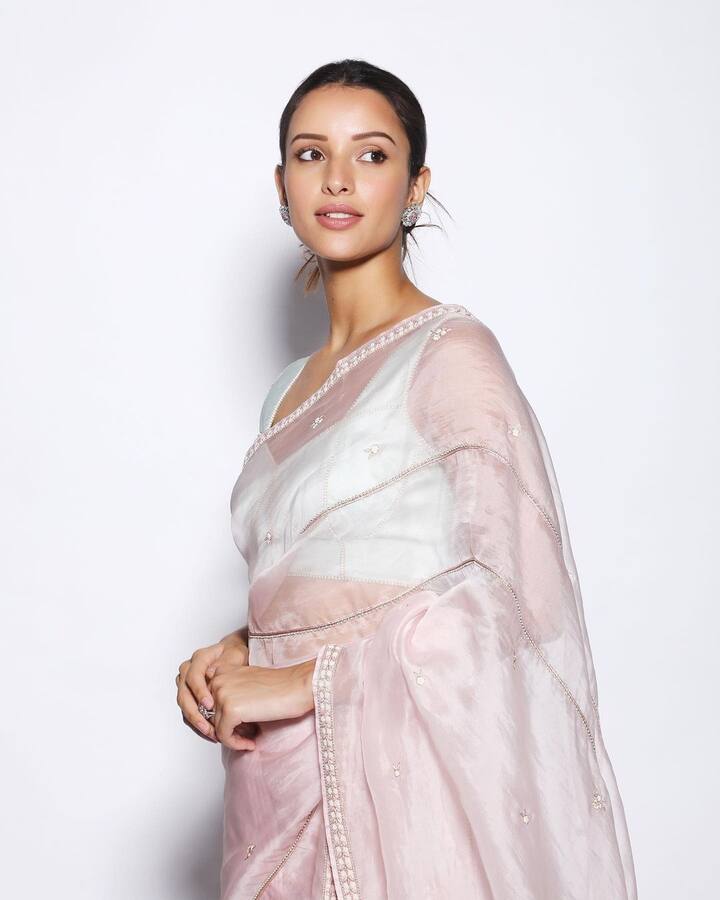 সম্প্রতি এক সাক্ষাৎকারে তৃপ্তিকে এই বিষয়ে প্রশ্ন করা হলে তিনি বলেন, 'আমরা স্ক্রিনিংয়ে ছিলাম। আর গোটা কাস্টের শ্যুট করতে চাইছিলেন ওঁরা। 'অ্যানিম্যাল' ছবির পুরো কাস্টকে একসঙ্গে চাইছিলেন তাঁরা।'