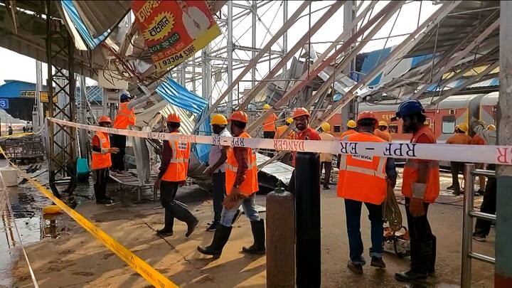 এই জলের ট্যাঙ্কটি বেশ পুরনো। সেটিই হঠাৎ করে ভেঙে পড়ে। উপর থেকে জল প্রবল বেগে নীচে যাত্রীদের গায়ে পড়ে। জলের ট্যাঙ্কের লোহার অংশ ভেঙে নীচে পড়ে।