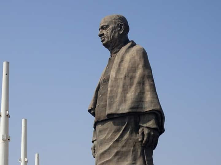 स्टैच्यू ऑफ यूनिटी देखने के लिए ऑनलाइन टिकट के साथ-साथ ऑफलाइन टिकट भी बुक कर सकते है. स्टैच्यू ऑफ यूनिटी घूमने के लिए टिकट शुल्क 60 रु से लेकर 350 रु तक है.