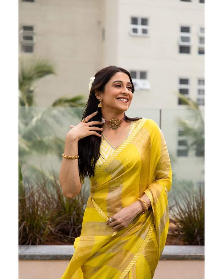అటు సాంప్రదాయమైన లుక్​లోనూ.. ట్రెండీ హాట్​ లుక్స్​లోనూ అభిమానులను ఆకట్టుకుంటుంది.