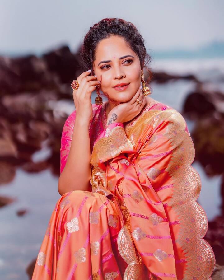 జబర్దస్త్​లో యాంకరింగ్ చేసి తెలుగు ప్రేక్షకులకు బాగా దగ్గరైంది.