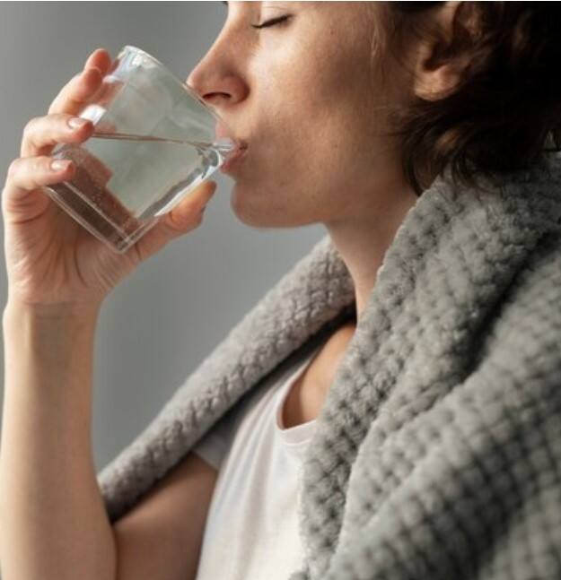 ਸਰੀਰ ਵਿੱਚ ਪਾਣੀ ਦੀ ਕਮੀ ਨੂੰ ਕਿਵੇਂ ਸਮਝੀਏ?- ਅਚਾਨਕ ਤੀਬਰ ਪਿਆਸ, ਖੁਸ਼ਕ ਚਮੜੀ, ਸਿਰ ਦਰਦ,ਥਕਾਵਟ ਮਹਿਸੂਸ ਹੋਣਾ।