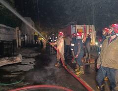 ग्रेटर कैलाश के 3 मंजिला बिल्डिंग में लगी आग, फायरकर्मियों ने बुजुर्ग मां, बेटी की बचाई जान