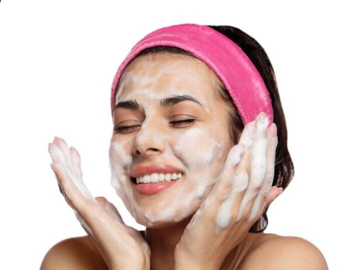 beauty tips difference between face wash and cleanser know how to use चेहरे को खूबसूरत और ग्लोइंग बनाने में फेश वॉश या क्लींजर किसका करें इस्तेमाल ? जानें क्या है ज्यादा कारगर