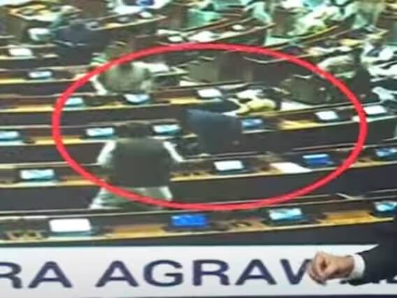 લોકસભાની કાર્યવાહી દરમિયાન, બે યુવકોએ પ્રેક્ષક ગેલેરીમાંથી ગૃહમાંથી લોબીમાં કૂદકો માર્યો, જેનાથી અરાજકતા સર્જાઈ.