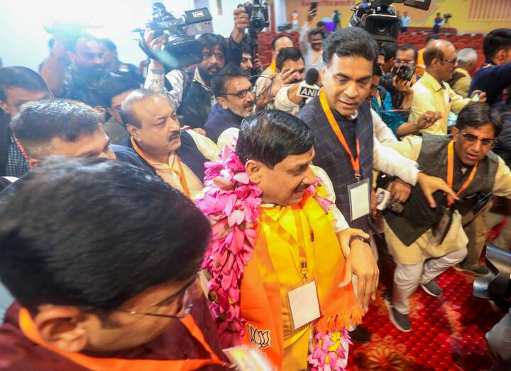 भाजपा के विभिन्न राज्यों के मुख्यमंत्री, उत्तर प्रदेश के योगी आदित्यनाथ, उत्तराखंड के पुष्कर धामी के अलावा महाराष्ट्र के मुख्यमंत्री एकनाथ शिंदे और केंद्रीय मंत्री नितिन गडकरी सहित तमाम बड़े नेता शपथ ग्रहण में शामिल हुए हैं.