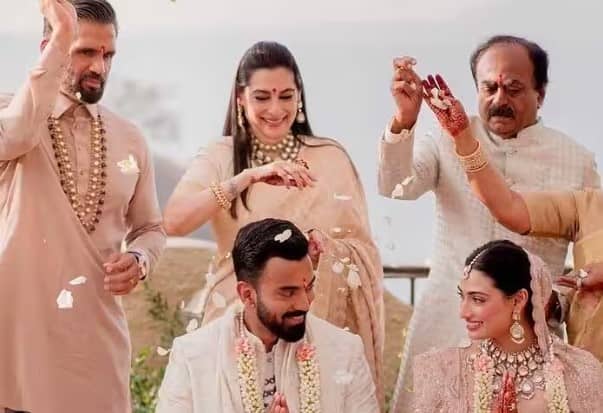 ਸੁਨੀਲ ਸ਼ੈੱਟੀ ਨੇ ਅੱਗੇ ਕਿਹਾ, 'ਮੈਂ ਕ੍ਰਿਕਟ ਬਾਰੇ ਬਹੁਤ ਮਾਹਰ ਹਾਂ। ਰਾਹੁਲ ਜਦੋਂ ਵੀ ਮੈਦਾਨ 'ਤੇ ਆਉਂਦਾ ਹੈ ਤਾਂ ਮੈਂ ਬਹੁਤ ਘਬਰਾ ਜਾਂਦਾ ਹਾਂ। ਆਖਿਰ ਉਹ ਮੇਰਾ ਬੱਚਾ ਹੈ।