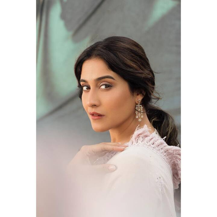 ఎవరు సినిమాలో.. ఎవరూ ఊహించని రేంజ్​లో తన పాత్రను పోషించింది రెజీనా.