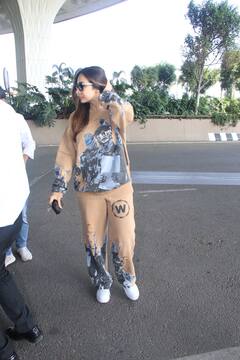 खुली जुल्फें, स्टाइलिश अंदाज, बेज कलर के को-ऑर्ड सेट में एयरपोर्ट पर स्पॉट हुईं Malaika Arora, एक्ट्रेस की तस्वीरों से नजरें नहीं हटा पाएंगे