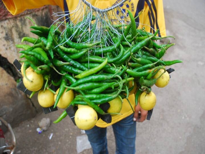 લીંબુ-મરચા: લીંબુ મરચાનો જથ્થો રસ્તામાં પડેલો છે. ખરાબ નજરથી બચવા માટે તે સામાન્ય રીતે ઘર અને દુકાનોની બહાર લગાવવામાં આવે છે. આમાં નકારાત્મકતા છે. જો તમે રસ્તામાં પડેલા લીંબુ અને મરચાં પર પગ મુકો છો, તો તમે નકારાત્મકતાનો શિકાર બની શકો છો અને મુશ્કેલીમાં ફસાઈ શકો છો.