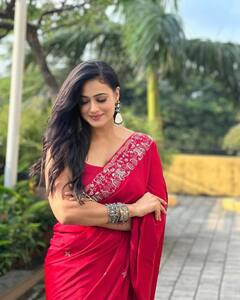 Shweta Tiwari Photo: રેડ સાડીમાં ગોર્જિયસ લાગી શ્વેતા તિવારી, ફેન્સે કહ્યું, અપ્સરા