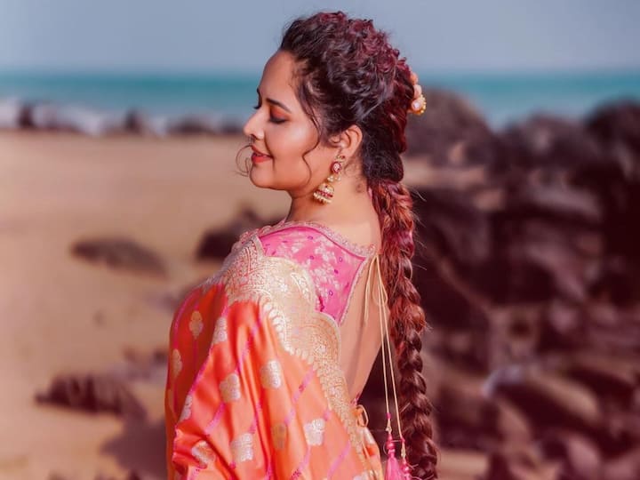 Anasuya Bharadwaj Photos : బీచ్​కి ఏమాత్రం సంబంధం లేకుండా.. అనసూయ బరద్వాజ్ పూర్తిగా కాంట్రెస్ట్​గా ఫోటోషూట్ చేసింది.