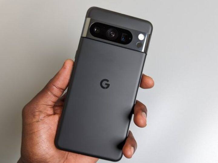 Google Pixel 8 pro: इस फोन में 6.7 इंच की डिस्प्ले,5050 एमएएच की बैटरी, टेन्सर G3 चिप और 50+48+48MP के तीन कैमरा मिलते हैं. मोबाइल फोन की कीमत 1,06,999 रुपये है.