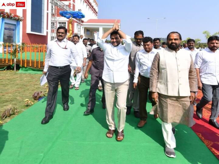 CM Jagan Srikakulam Tour: శ్రీకాకుళం జిల్లా పలాసలో సీఎం జగన్ గురువారం పర్యటించారు. పలాసలో కిడ్నీ రీసెర్చ్ సెంటర్, సూపర్ స్పెషాలిటీ ఆస్పత్రి, సుజలధార ప్రాజెక్టును ప్రారంభించారు.