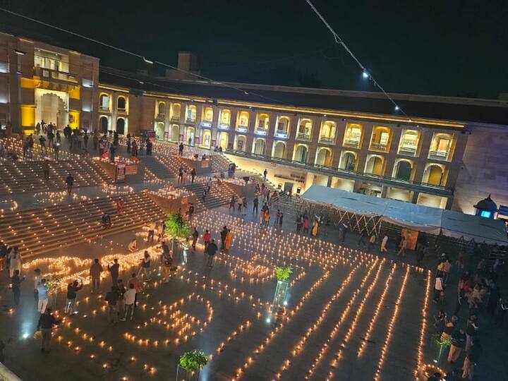 इस दौरान मंदिर के मुख्य कार्यपालक अधिकारी डॉक्टर सुनील वर्मा, वाराणसी दक्षिणी के विधायक डॉ नीलकंठ तिवारी सहित मंदिर प्रशासन से जुड़े अन्य सदस्य मौजूद रहे.