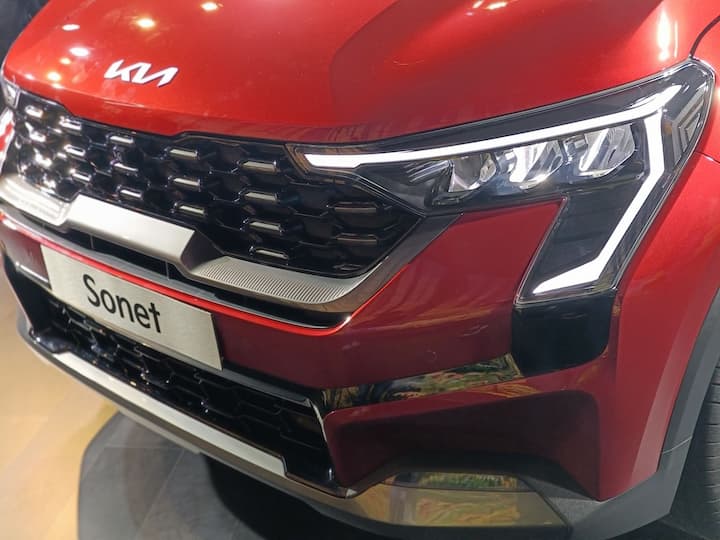 Styling wise the new Sonet gets a new look styling theme with new LED headlamps and new C shaped DRLs. The front grille is also updated along with the bumper too. (Source: Somnath Chatterjee)