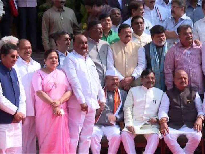 टाळी देऊन हास्यविनोद, गळ्यात पडून हसले, भिडणारे शिवसैनिक खेळीमेळीत दिसले