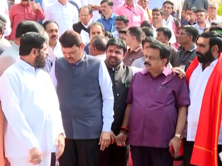 मुख्यमंत्री एकनाथ शिंदे आणि ठाकरे गटाचे आमदार सुनील प्रभू या दोघांमध्ये हास्यविनोद पाहायला मिळाले.