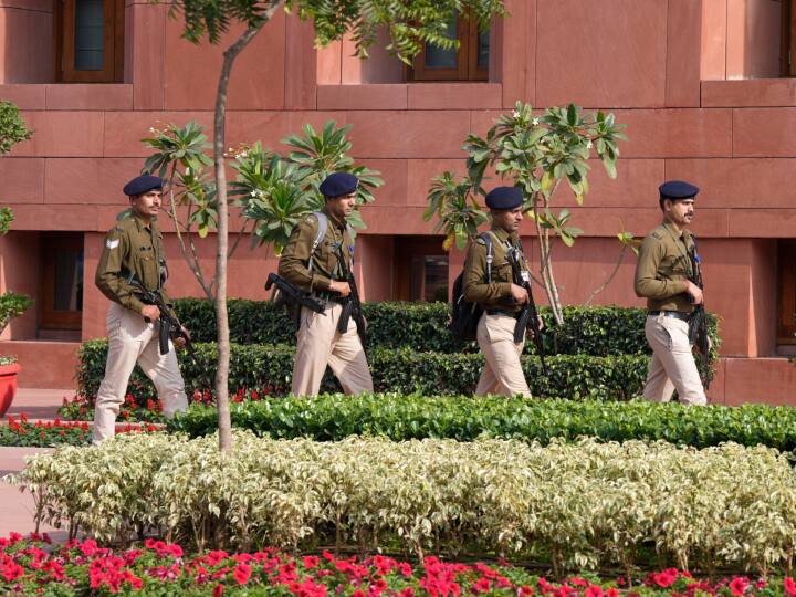 parliament security breach home ministry advisory cisf control parliament delhi police Parliament Security Breach: ਗ੍ਰਹਿ ਮੰਤਰਾਲੇ ਦਾ ਵੱਡਾ ਫੈਸਲਾ, ਹੁਣ  ਦਿੱਲੀ ਪੁਲਿਸ ਨਹੀਂ, CISF ਰੱਖੇਗੀ ਹਰ ਨੁੱਕਰ 'ਤੇ ਨਜ਼ਰ