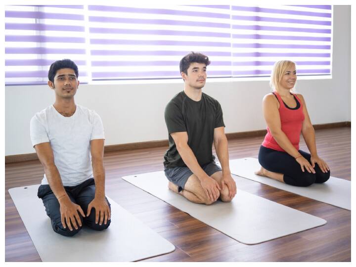 सुखासन: इसे करने के लिए पालथी मारकर बैठ जाएं और हथेलियों को घुटनों पर ऊपर की ओर रखें. पीठ सीधी करके बैठें.कुछ देर इस आसन में रहें. फिर आराम के पोजिशन में आ जाएं.इस आसान से स्ट्रेस कम होता है और शरीर को आराम मिलता है. वजन भी कम होता है.