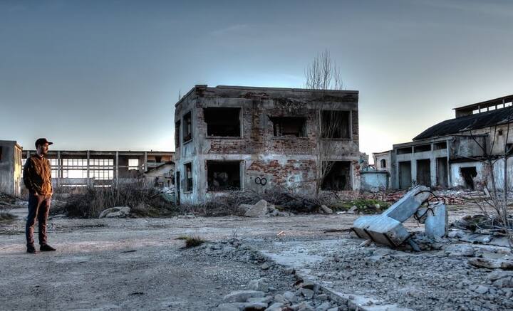 কিন্তু ছোট্ট ভুলের জন্য অত বড় বিপর্যয় ঘটে যায়। জানা যায়, বোরন দিয়ে তৈরি কন্ট্রোল রড ব্যবহার করা হচ্ছিল চেরনোবিলে, যার অগ্রভাগে ছিল গ্রাফাইট, যা ছিল অত্যন্ত নিম্নমানের। তার জন্যই তড়িঘড়ি বিক্রিয়া ঘটে অত বড় বিপর্যয় ঘটে যায়।অত সস্তার গ্রাফাইট ব্যবহার না করলে বিপদ এড়ানো যেত বলে মত বিশেষজ্ঞদের।