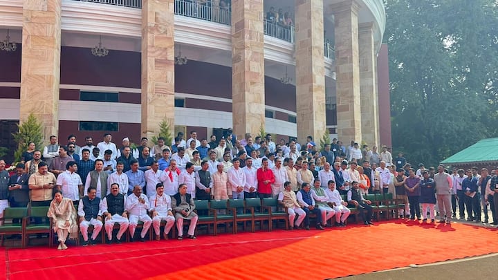 आजही विधानसभेच्या सर्वपक्षीय आमदारांनी एकत्र फोटोसेशन केले.