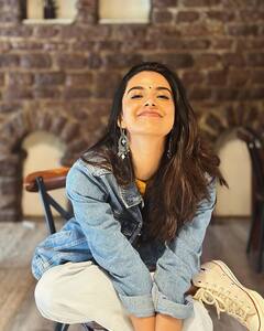 డెనిమ్ కోట్‌లో మెరిసిపోతున్న మీనాక్షి చౌదరి!