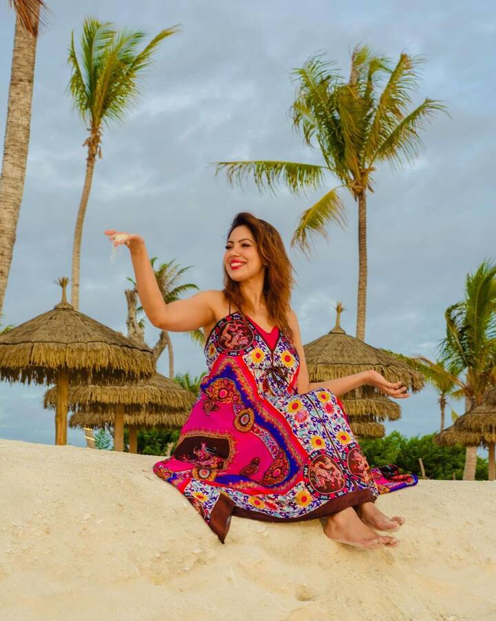 इन तस्वीरों में मुनमुन दत्ता मल्टीकलर की डीपनेक ड्रेस पहने हुए कैमरे के लिए किलर पोज दे रही हैं.