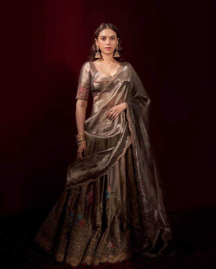இன்ஸ்டாகிராமில் ஆக்டிவாக இருக்கும் இவர் தற்போது சில அழகிய புகைப்படங்களை பதிவிட்டுள்ளார்.