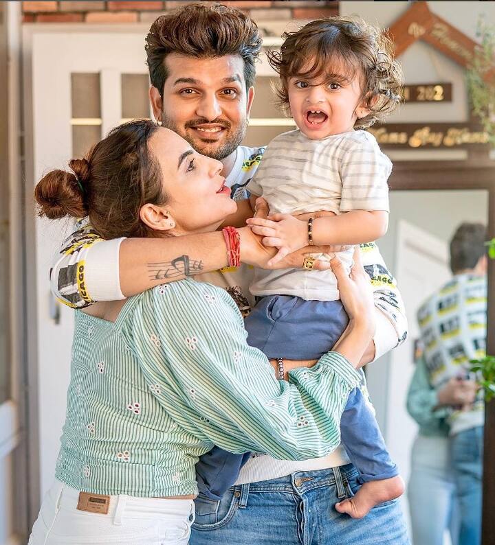 ਕਾਬਿਲੇਗੌਰ ਹੈ ਕਿ ਯੁਵਰਾਜ ਹੰਸ ਮਸ਼ਹੂਰ ਗਾਇਕ ਹੰਸ ਰਾਜ ਹੰਸ ਦੇ ਪੁੱਤਰ ਹਨ। ਹਾਲਾਂਕਿ ਯੁਵਰਾਜ ਆਪਣੇ ਗੀਤਾਂ ਲਈ ਪੰਜਾਬੀ ਮਿਊਜ਼ਿਕ ਇੰਡਸਟਰੀ ਵਿੱਚ ਬੇਹੱਦ ਮਸ਼ਹੂਰ ਹਨ। ਇਸ ਤੋਂ ਇਲਾਵਾ ਯੁਵਰਾਜ ਨੂੰ ਕਈ ਸਟੇਜ ਸ਼ੋਅ ਦੌਰਾਨ ਵੀ ਵੇਖਿਆ ਜਾਂਦਾ ਹੈ। ਦੱਸ ਦੇਈਏ ਕਿ ਯੁਵਰਾਜ ਅਤੇ ਮਾਨਸੀ ਵੱਲੋਂ ਆਪਣੇ ਦੂਜੇ ਬੱਚੇ ਯਾਨਿ ਮਿਜ਼ਰਬ ਦਾ ਸਵਾਗਤ ਕੀਤਾ ਹੈ। ਇਸ ਤੋਂ ਪਹਿਲਾਂ ਉਨ੍ਹਾਂ ਦਾ ਇੱਕ ਪੁੱਤਰ ਰਿਦਾਨ ਹੰਸ ਹੈ।