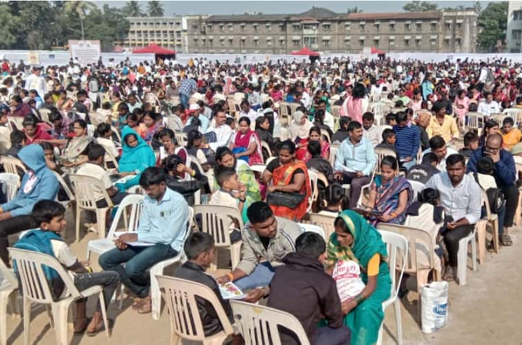Guinness World Record Pune Book Festival SP College Ground 3000 Participants Join Largest Reading Activity Guinness World Record Pune : गोष्टी सांगण्यात पुणेकर अव्वल, चीनचा विक्रम मोडला, SP कॉलेजच्या मैदानात 3 हजार पालकांनी एकाचवेळी छान छान गोष्टी सांगितल्या!