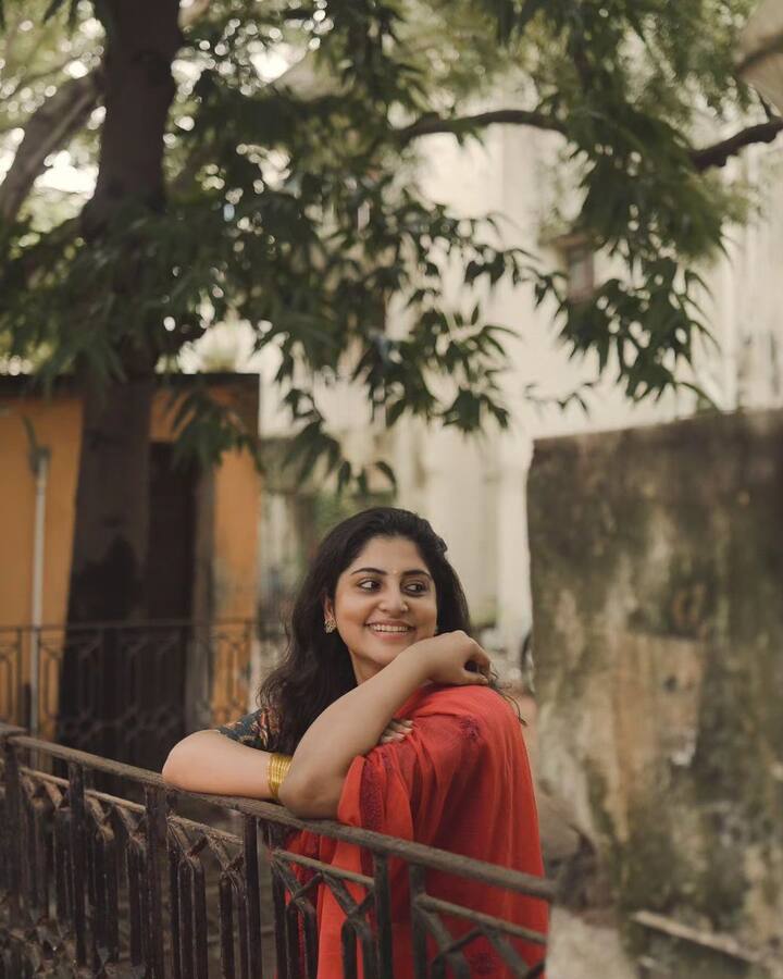 இவரது இந்த புகைப்படங்கள் தற்போது இணையத்தில் வைரலாகி வருகிறது.