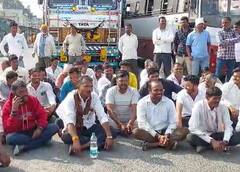 निर्यातबंदीनंतर कांद्याच्या दरात घसरण, नांदगावला शेतकऱ्यांनी बंद पाडले लिलाव